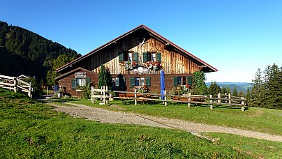 Die Außenansicht der Alpe Obere Kalle auf dem Gelände der Alpsee Bergwelt.