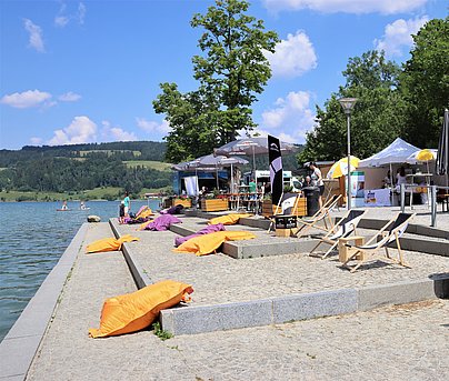 Die gemütliche Chillout Area an der Seepromenade am Großen Alpsee auf dem Outdoorfestival Allgäu 2023.