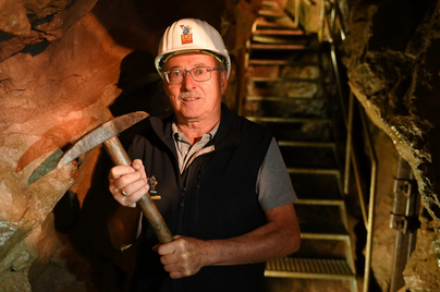 Ein Grubenführer in den Erzgruben in Burgberg mit Schlägel und Eisen ausgestattet.