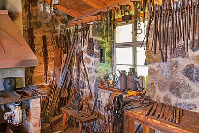 Werkzeuge der Knappen in der Themenhütte Bergbau in den Erzgruben Burgberg.