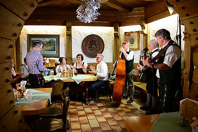 Gäste bei der Einkehr in der Gaststube im Gasthof Hirsch in Sonthofen mit Livemusik.