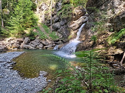Ein idyllischer Wasserfall entlang des Ostertal-Tobelweg.
