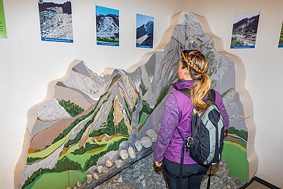 Eine Frau sieht sich die Ausstellungsstücke in der Themenhütte Geologie in den Erzgruben Burgberg an.