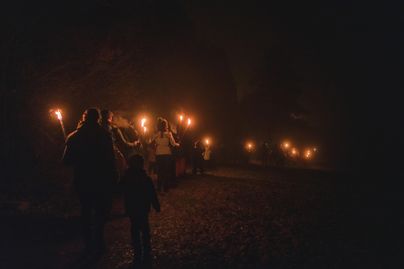 Gruppe bei einer geführten Fackelwanderung bei der Seeweihnacht 
