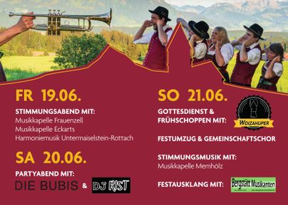 Eine bunte Veranstaltung mit Musikern in traditioneller Tracht, die auf einem Platz spielen. Im Hintergrund sind grüne Wiesen und Hügel zu sehen.