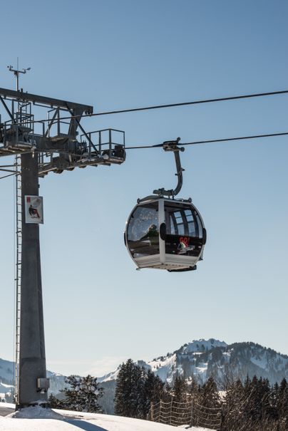 Im Skigebiet GO Ofterschwang-Gunzesried ist mit 18 Pistenkilometer von der Weltcup-Abfahrt über gemütliche Familien-Pisten bis hin zur fast 4 km langen Genuss-Abfahrt über die Märchenwiese für jeden Anspruch etwas geboten.