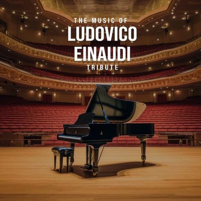 Ein elegantes Klavier auf der Bühne eines festlichen Konzertsaals. Der Raum ist leer und vermittelt eine Atmosphäre der Vorfreude auf die Musik von Ludovico Einaudi.