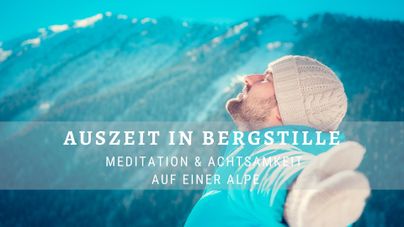 Ein Mann genießt die Ruhe in den Bergen mit ausgestreckten Armen. Im Hintergrund sind schneebedeckte Berge und ein blauer Himmel sichtbar.