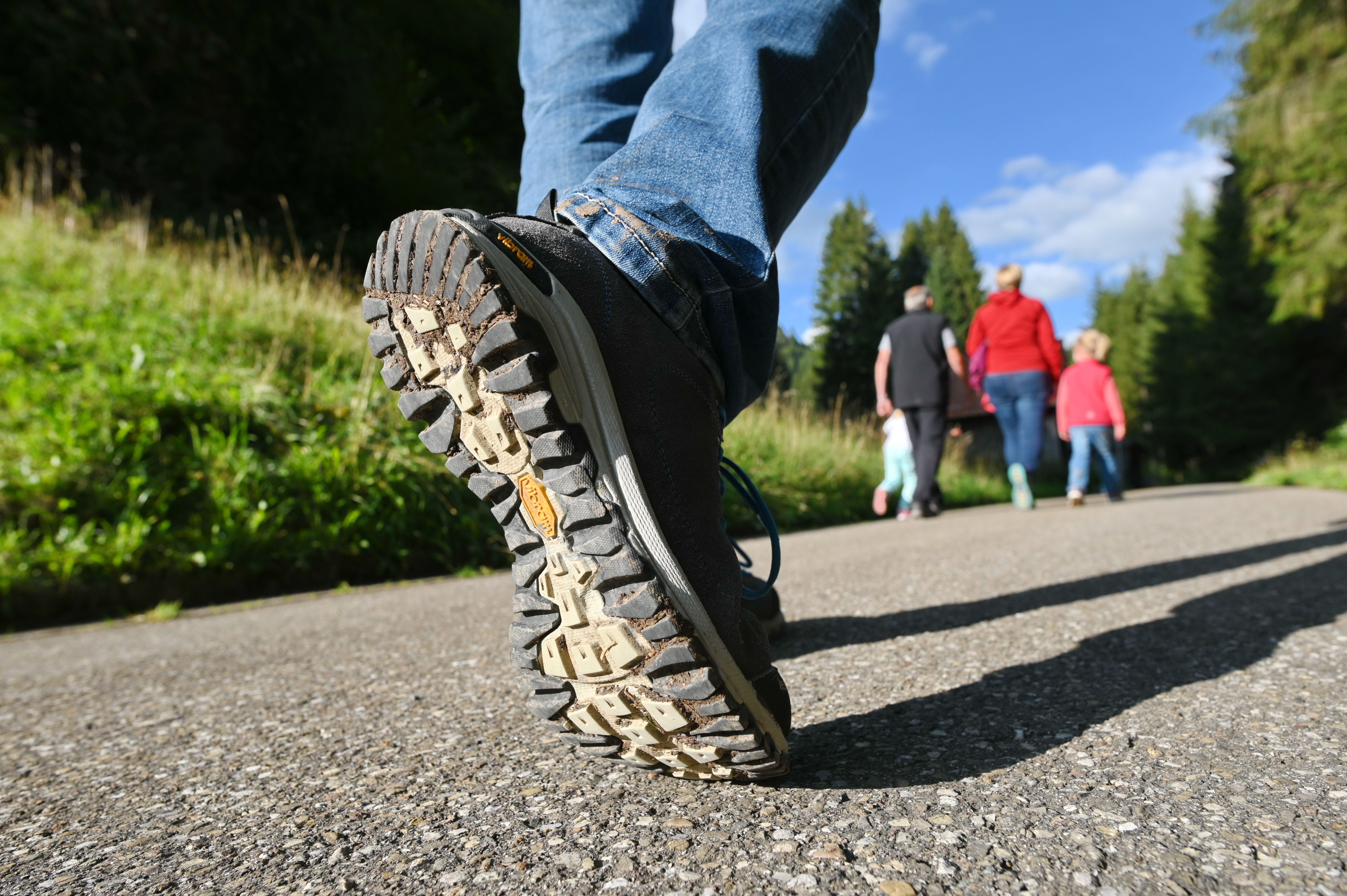 Eine Familie nimmt bei den Erzgruben in Burgberg an einer Führung teil und laufen auf der Straße zur nächsten Grube.