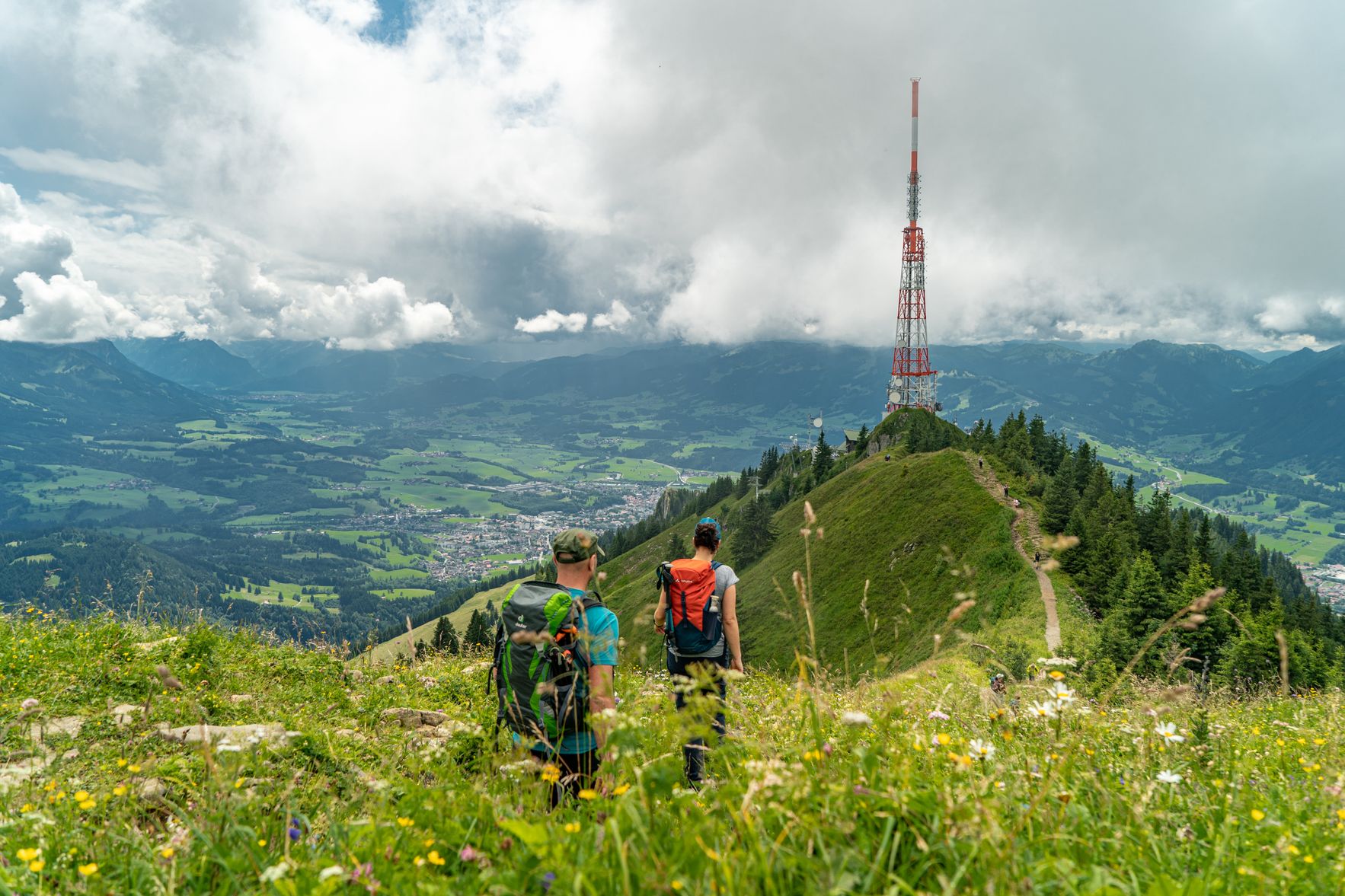 Zwei Wanderer auf der Grüntenüberquerung zwischen Grüntendenkmal und Sendemast.