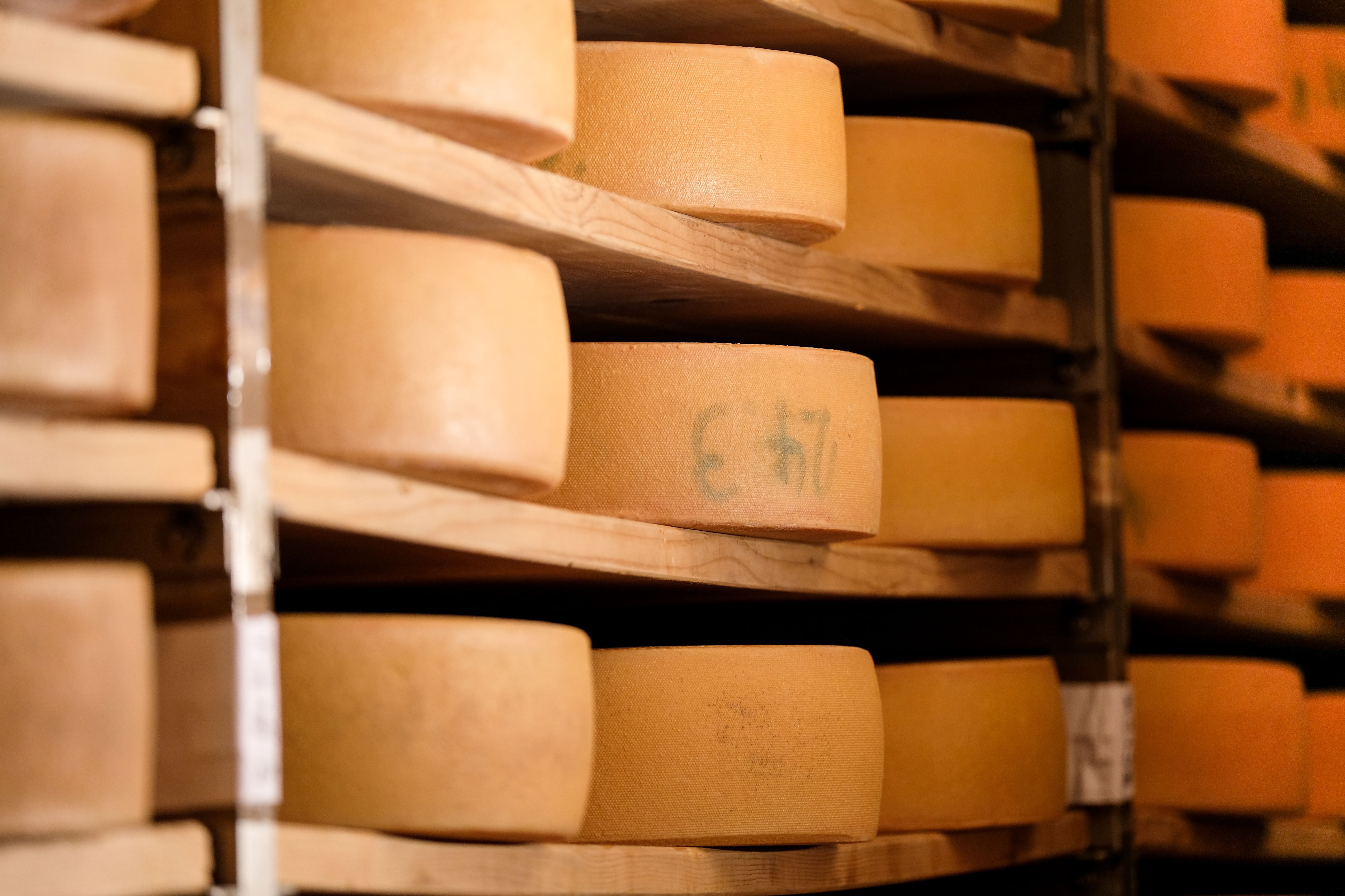 Zu Beginn wurde in der Sennerei Gunzesried nur Emmentaler Käse produziert. Im Laufe der 70iger Jahre reifte mehr und mehr der berühmte Allgäuer Bergkäse in den Käsekellern heran.