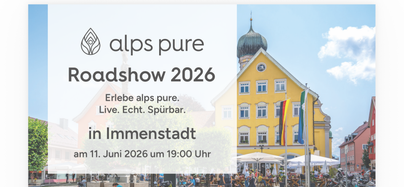 Ein farbenfrohes Stadtbild mit einem gelben Gebäude und einer schönen Umgebung. Die Einladung zur alps pure Roadshow 2026 in Immenstadt findet am 11. Juni um 19:00 Uhr statt.