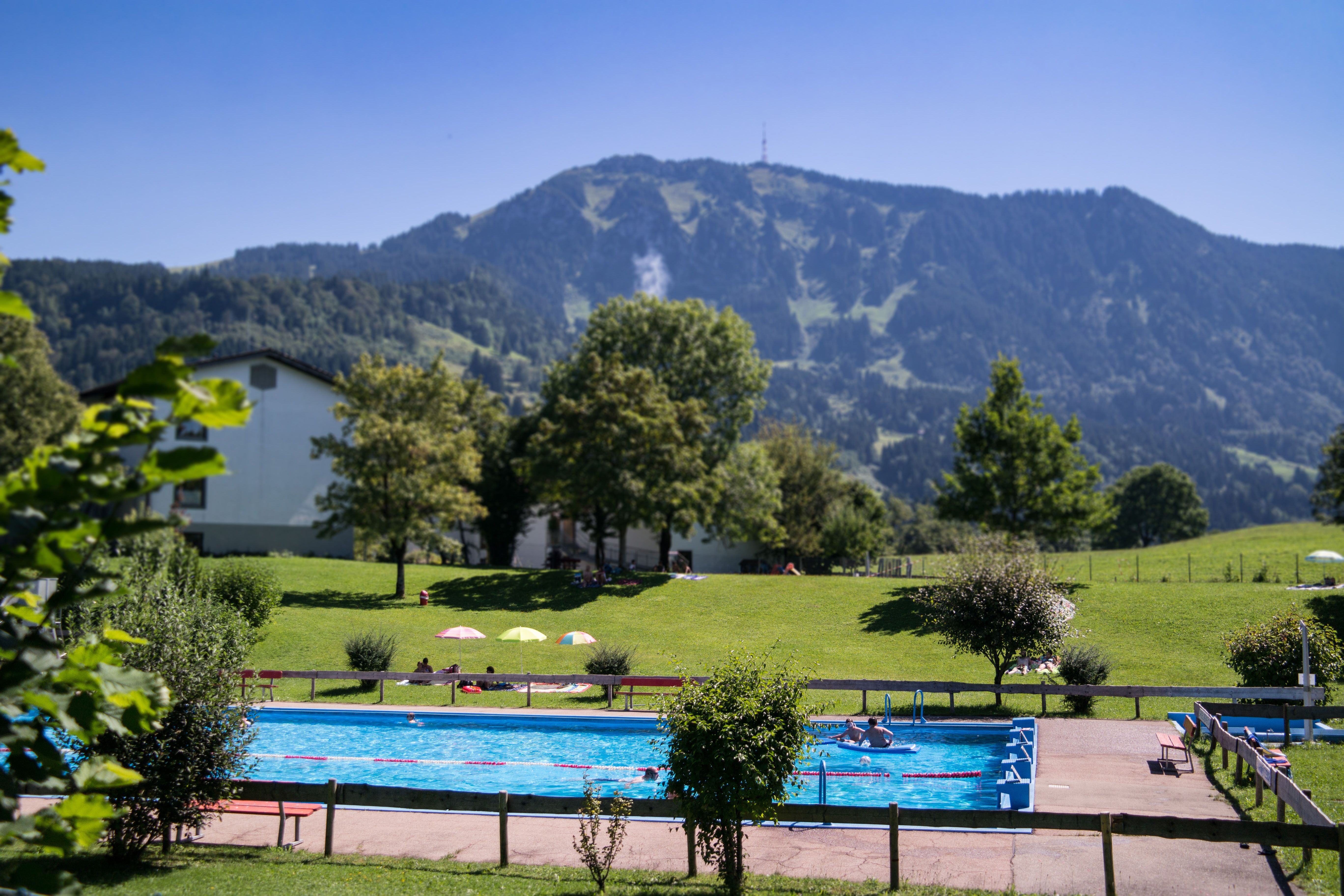 Vor dem Grünten liegt das Freibad Rettenberg. Das Bad verfügt über ein einfache Schwimmer- & Nichtschwimmerbecken, das praktische Babyplanschbecken, einen Beach-Volleyballplatz und die gute alte Tischtennisplatte.
