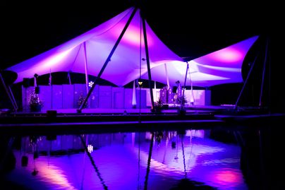 Seebuehne am Großen Alpsee bei Immenstadt, weihnachtlich geschmückt und rosa-lila beleuchtet.