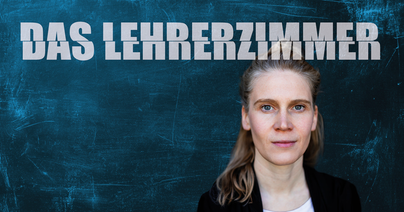 Ein Porträt einer Frau vor einer blauen Tafel. Der Titel "DAS LEHRERZIMMER" ist deutlich sichtbar.