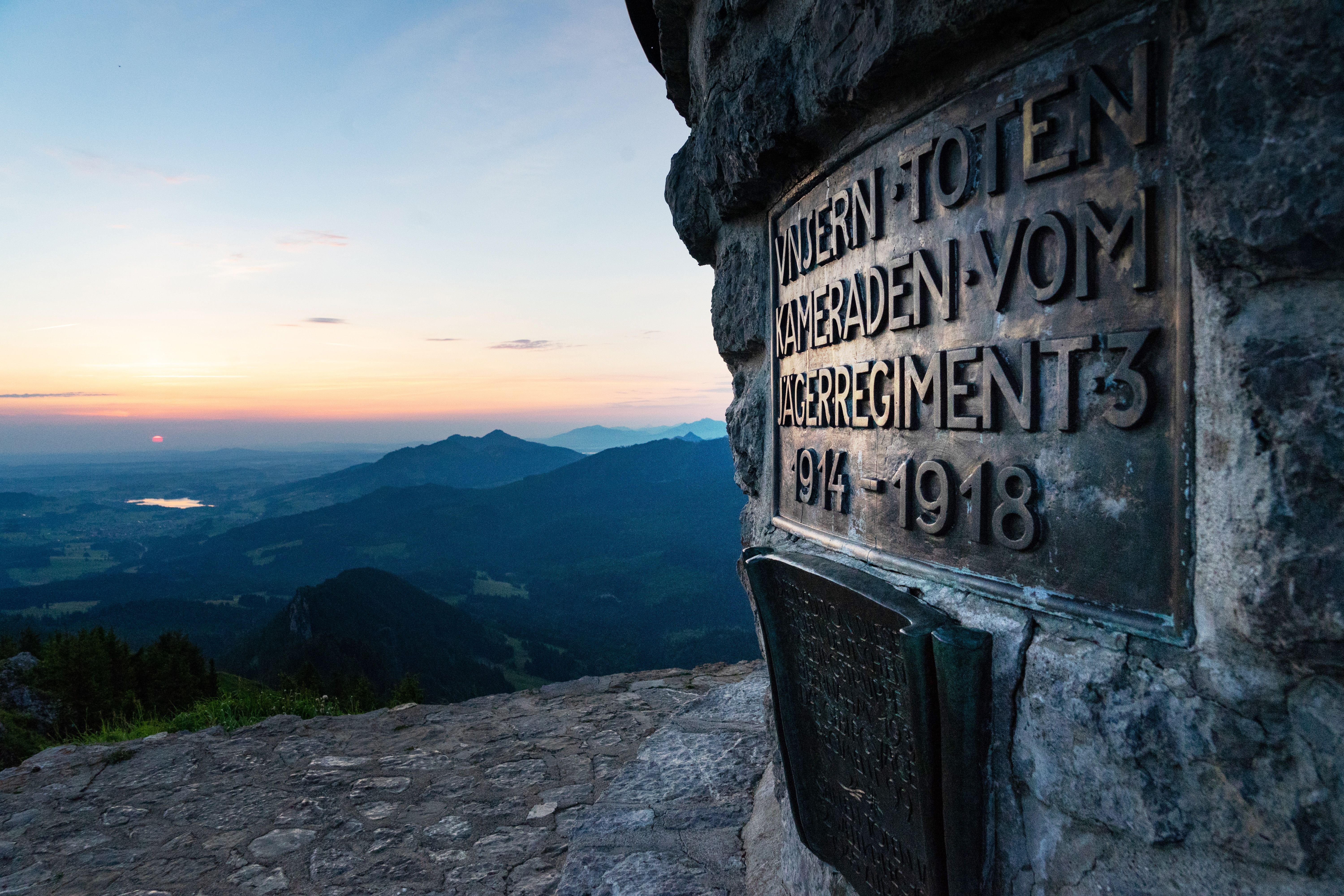 "Unsern toten Kameraden" steht auf dem Jägerdenkmal am Grünten geschrieben. Gebaut wurde das Jägerdenkmal 1924 als Erinnerung an die Toten des Jägerregiments 3.