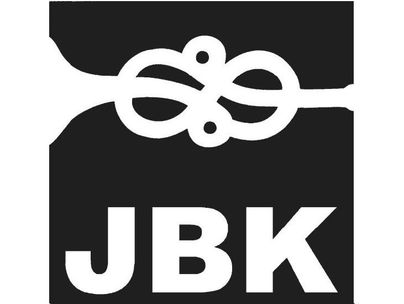 Ein einfaches, modernes Logo mit den Buchstaben "JBK" in Weiß auf schwarzem Hintergrund. Das Design enthält eine stilisierte Schnur oder ein Band, das kreativ integriert ist.
