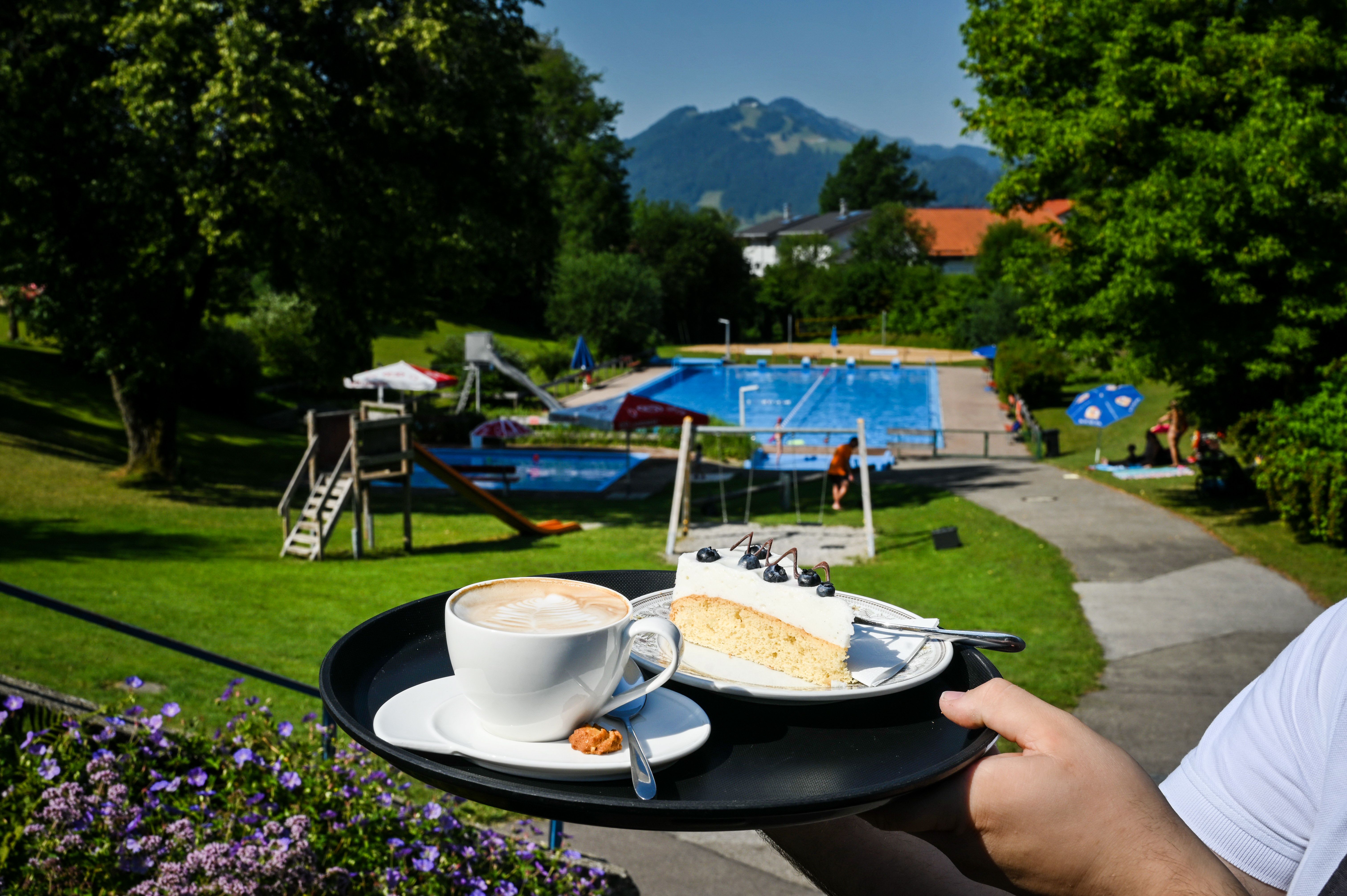 Die Kaffeestube Rettenberg befindet sich direkt neben dem Freibad im Ort. Liebevoll gebackene Torten und Kuchen sowie süße und herzhafte kleine Speisen werden hier serviert.