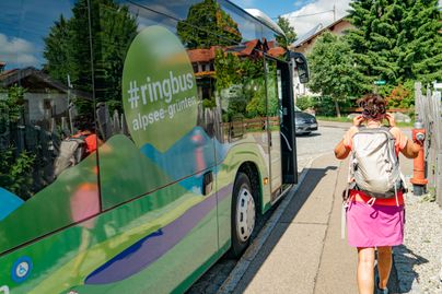 Frau Bergschön bricht zu ihrer Bus & Hike Tour auf und steigt in den Ringbus Alpsee-Grünten.
