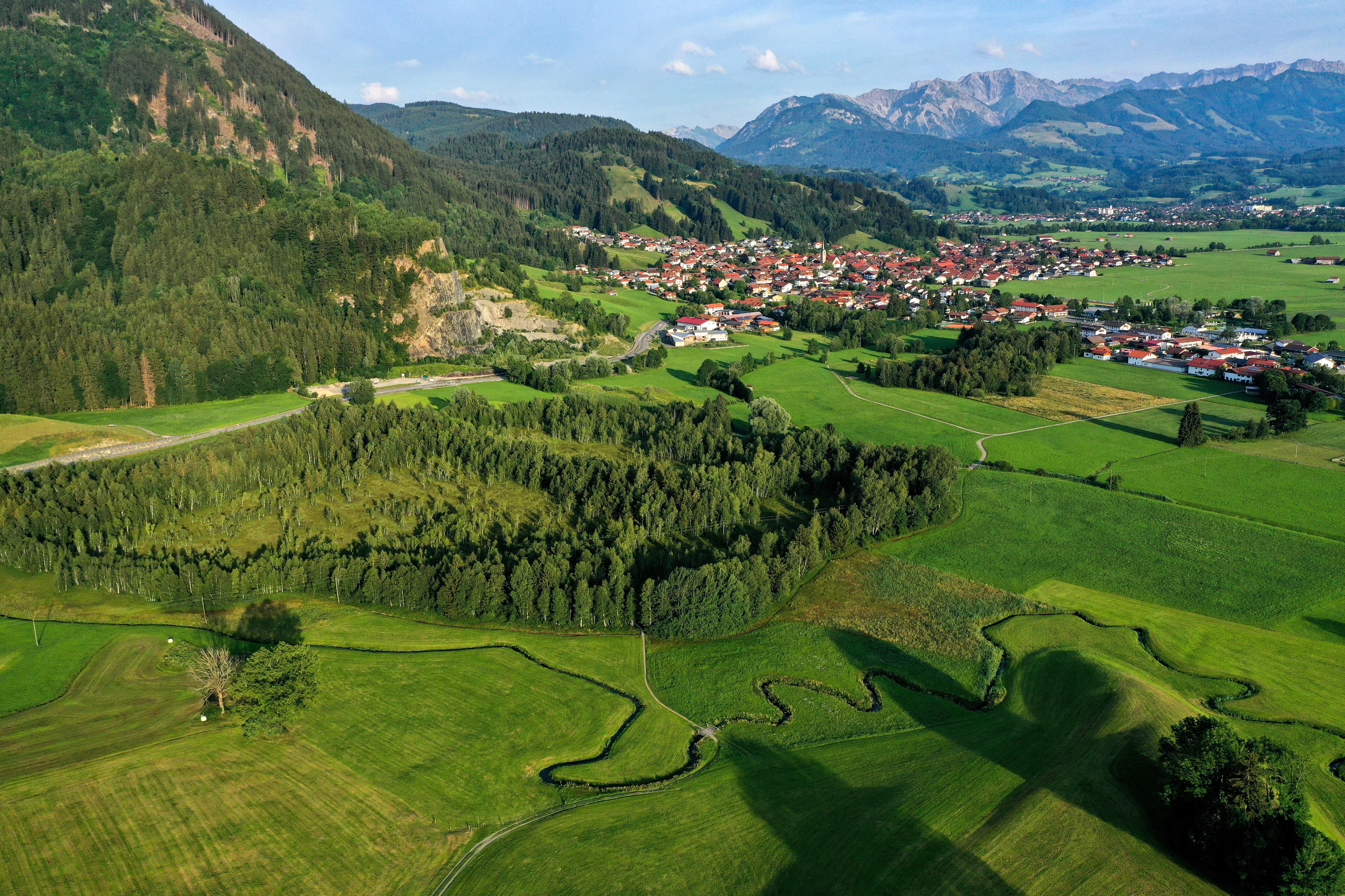 Im Agathazeller Moos bei Burgberg (Moos wird im Allgäuer Sprachraum verwendet für Moor) sind, neben den typischen Torfmoosen, Erikagewächsen und den Besonderheiten wie Sonnentau und Fettkraut, vor allem das Licht und die Stimmung beim Wandern auf den Holzstegen durch das Moor, faszinierend.