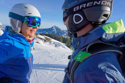 Zwei Skifahrer stehen sich lachend gegenüber. Das Familienskigebiet der Bergbahnen Ofterschwang Gunzesried bietet  18 variantenreiche Pistenkilometer, von sanft bis supersteil, von leichten Familienabfahrten bis zur knackigen Weltcup-Strecke.