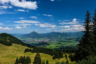 Das Rangiswanger Horn gehört zur Hörnergruppe in den Allgäuer Alpen. Von dort aus hat man eine gute Aussicht auf die Alpsee-Grünten Orte Sonthofen und Burgberg, sowie auf den Grünte.
