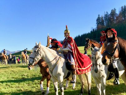 Der Martinusverein Blaichach lädt alljährlich Anfang November zum traditionellen Martiniritt mit Pferdesegnung ein. Zu sehen ist der Heilige Martin mit rotem Umhang auf einem weißen Pferd mit Gefolge.