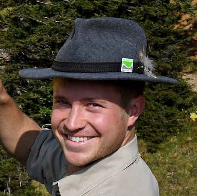 Zwei Ranger im Naturpark Nagelfluhkette beim Aufstellen eines Schildes.