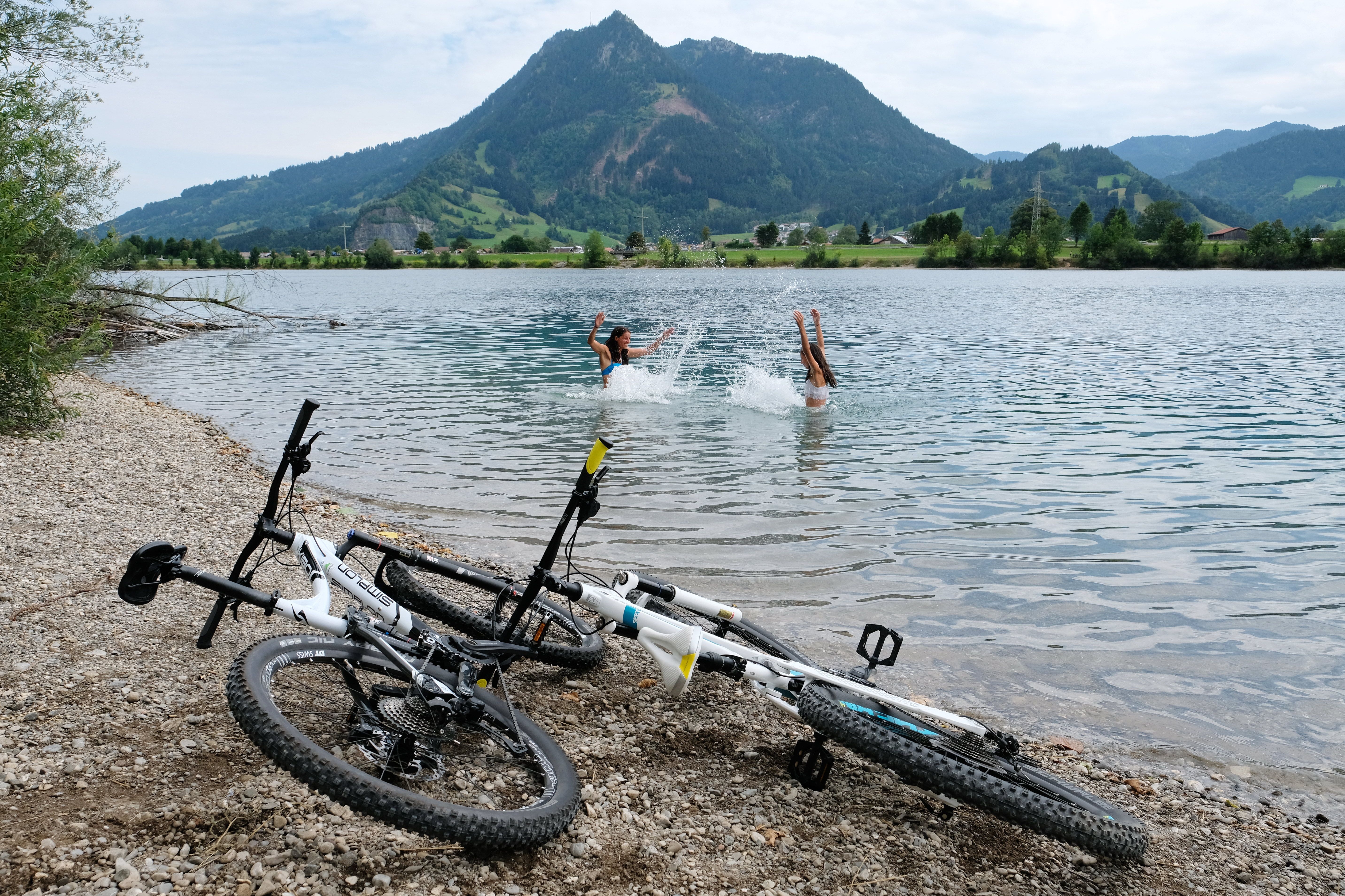 Zwei Radfahrerinnen genießen nach einer Fahrradtour eine Abkühlung im Ortwanger See.