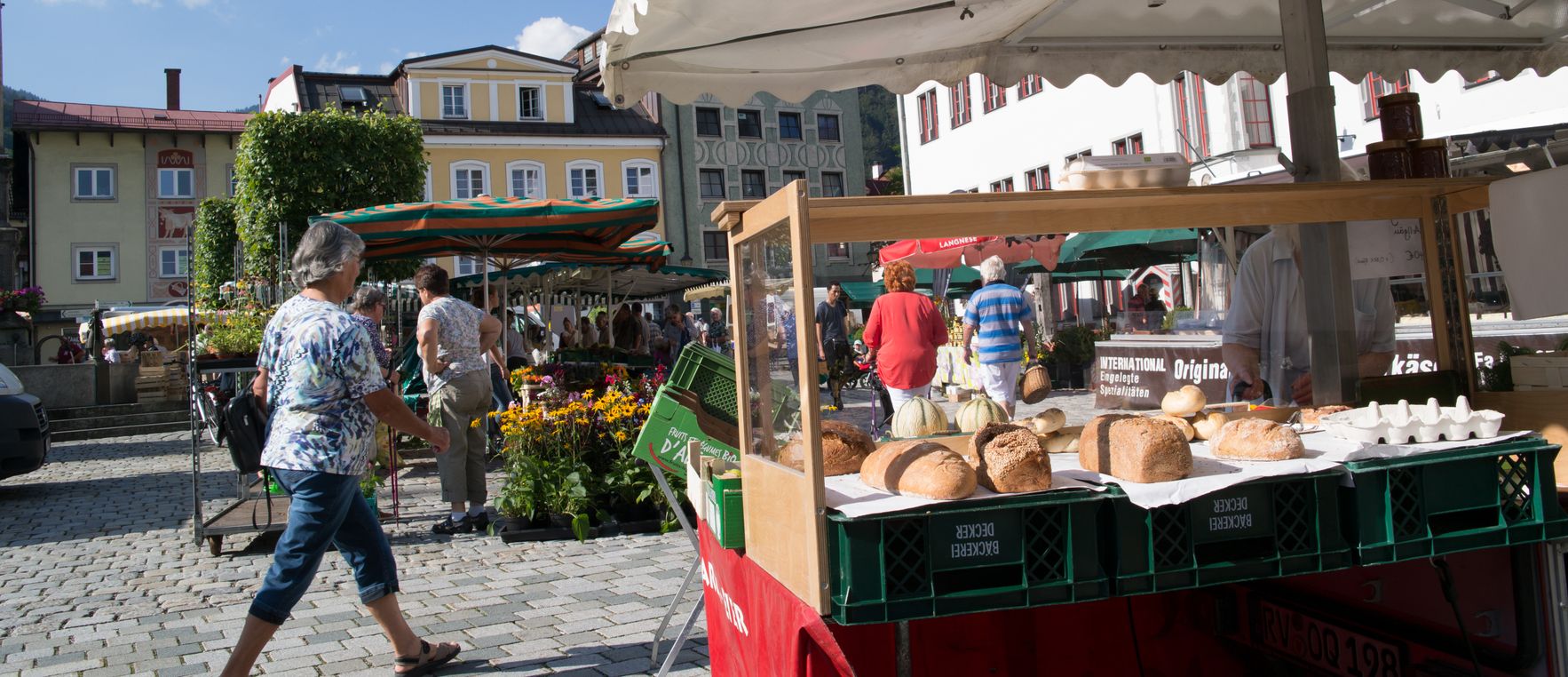 Der Wochenmarkt in Immenstadt findet jetzt Woche statt. Bei verschiedenen Händler können die Kunden Lebensmittel einkaufen.