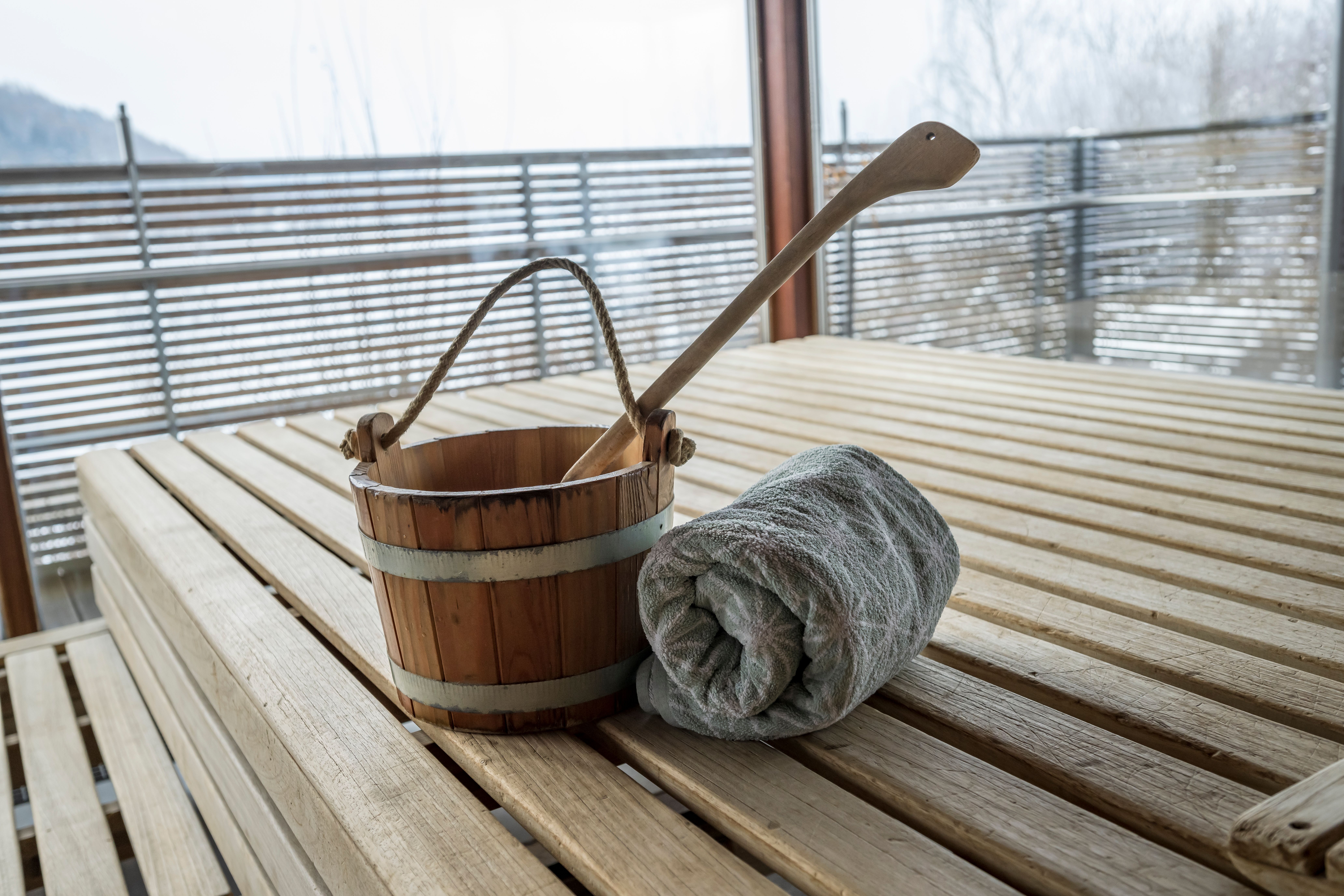 Ein Sauna Eimer und ein Handtuch stehen in der Panorama-Sauna im Wonnemar Sonthofen schon bereit für den nächsten Aufguss.