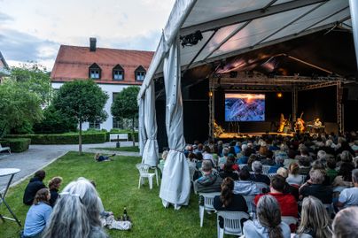 Der Immenstädter Sommer findet während der Sommermonate draußen im Klostergarten statt. 