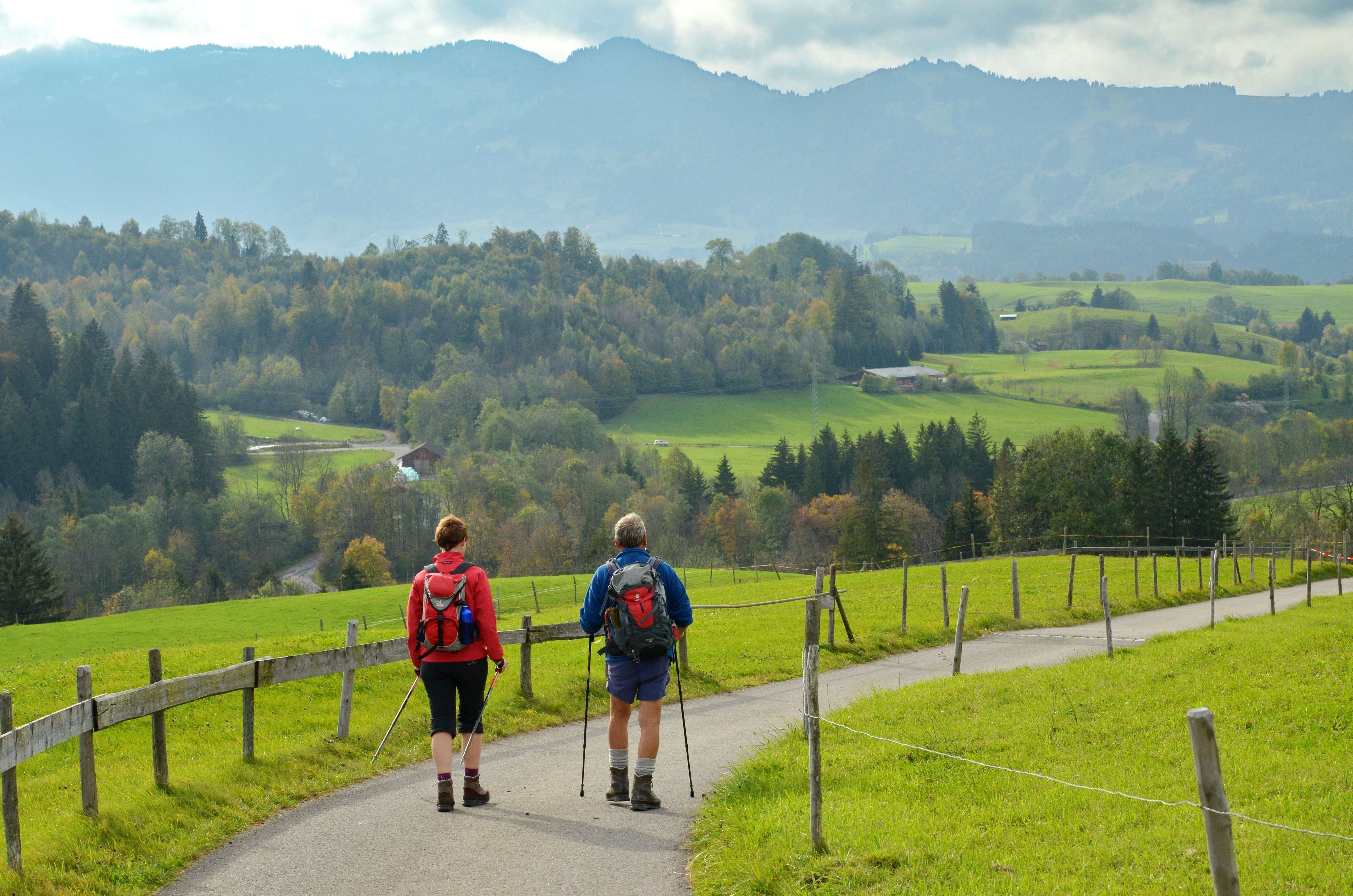 Ein Paar wadert im Sommer in Tiefenbach. Tiefenbach ist ein Ortsteil der Stadt Sonthofen.