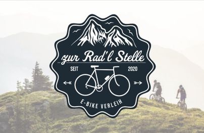 Ein Logo für einen E-Bike-Verleih namens „zur Rad'l Stelle“ seit 2020. Im Hintergrund sind Berge und Radfahrer zu sehen.