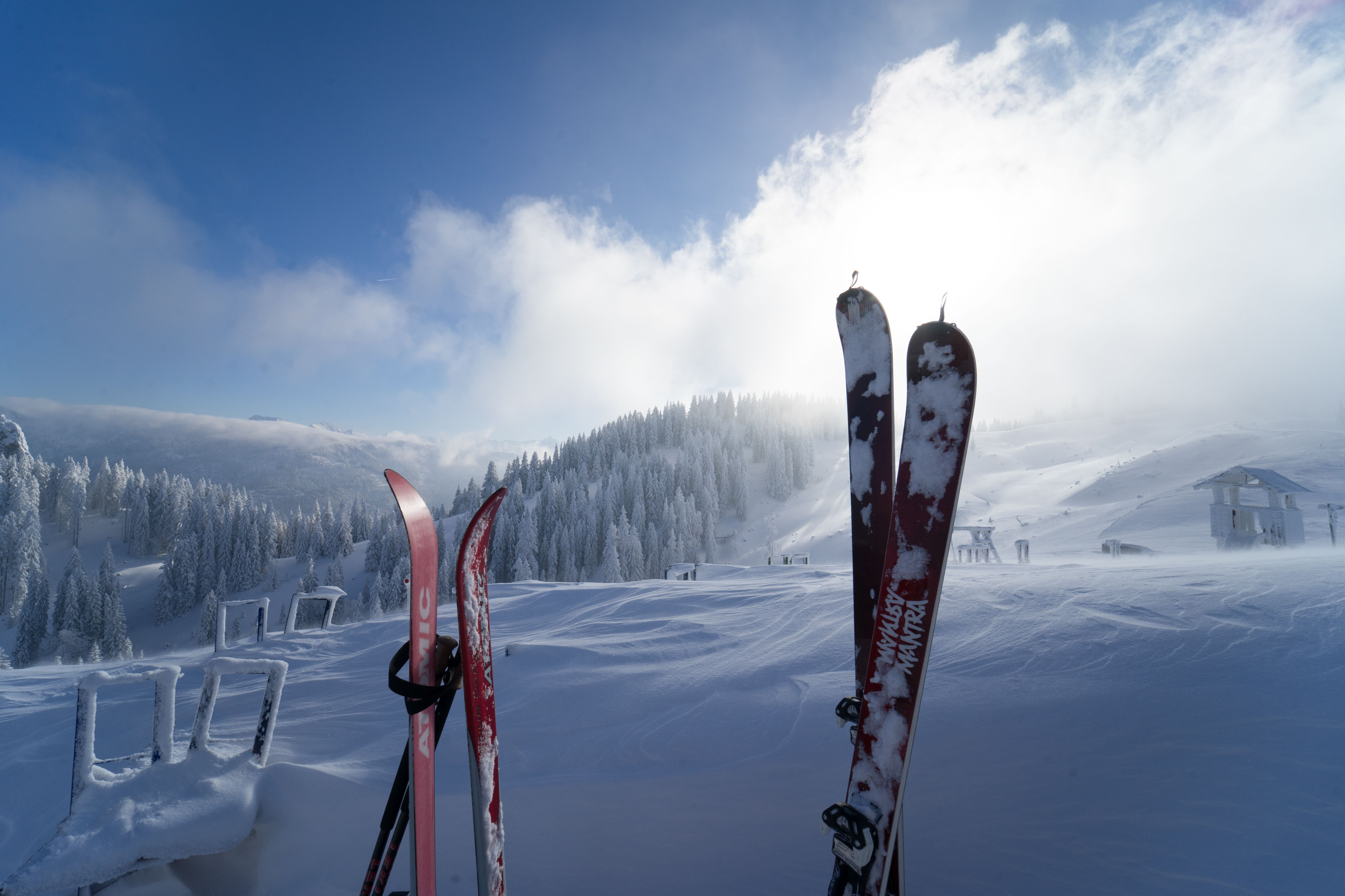 Zwei Paar Ski stecken am Grünten im Schnee. Das Brauereidorf Rettenberg bietet die perfekte Ausgangslage für verschiedene Winteraktivitäten.