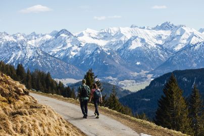 Zwei Wanderer vor den Allgäuer Alpen 