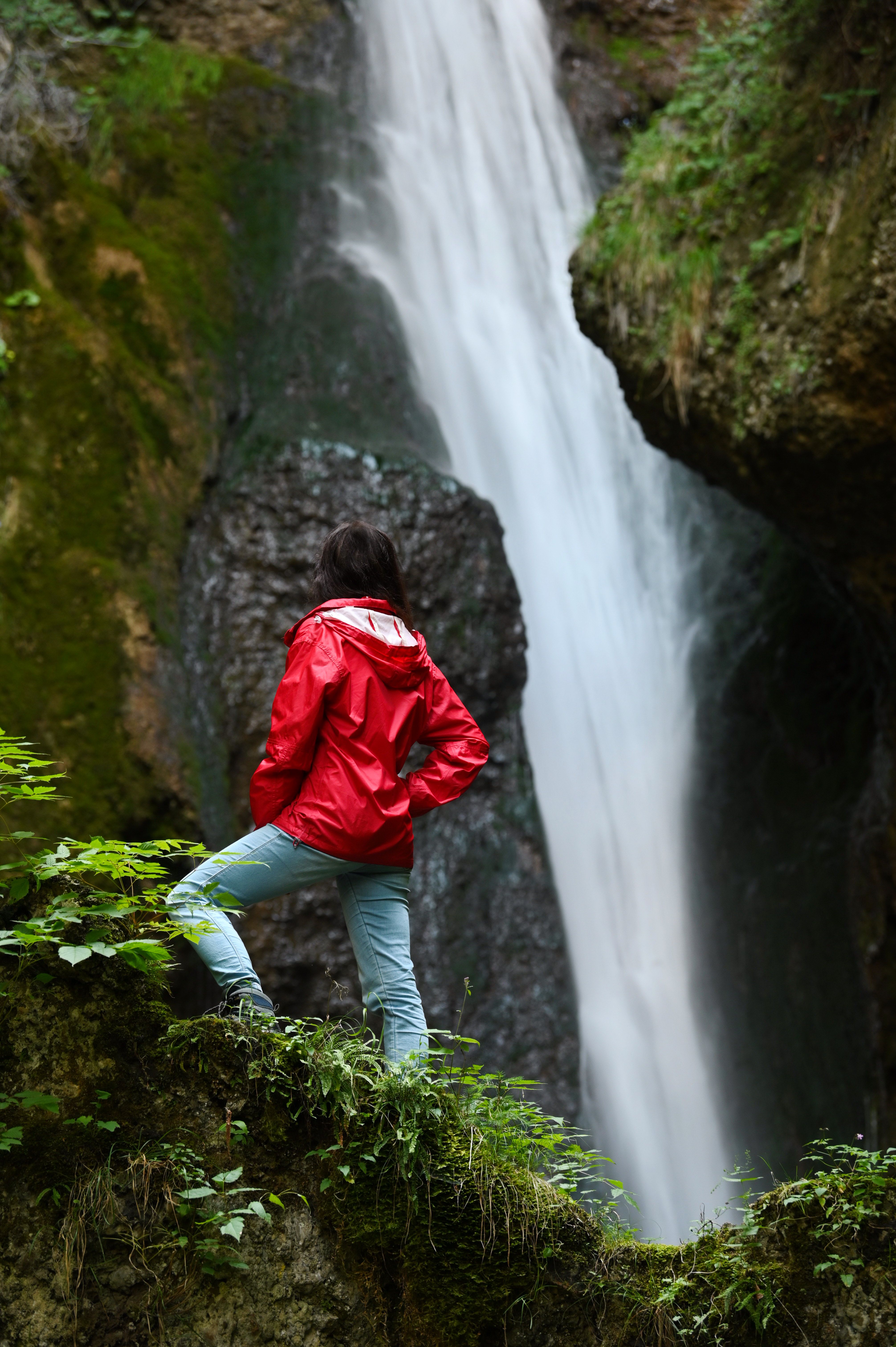 Östlich, oberhalb der kleinen Ortschaft Hinang durchfließt der Hinanger Bach ein Tobel, in dem sich mehrere Wasserfälle ausgebildet haben, wovon die 12 Meter hohe Wasserfallstufe in einer Felsenge am höchsten Punkt der Klamm die beeindruckendste ist.