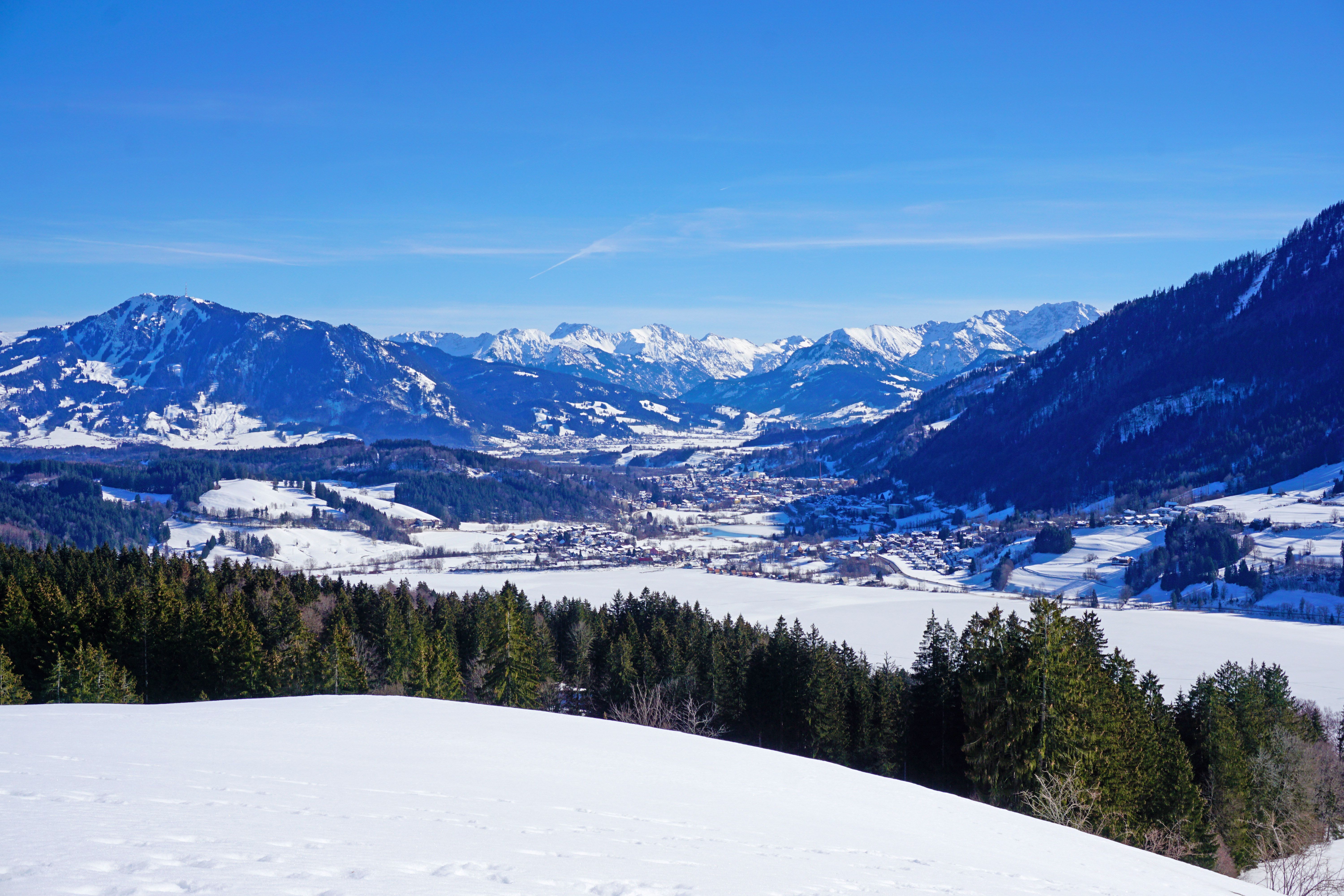 Von der Siedelalpe oberhalb des Großen Alpsee haben Winterwanderer einen tollen Ausblick auf die Alpsee-Grünten Region und den Beginn des Naturpark Nagelfluhkette.
