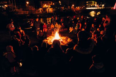 Märchenstunde am Lagerfeuer bei der Seeweihnacht am Großen Alpsee 