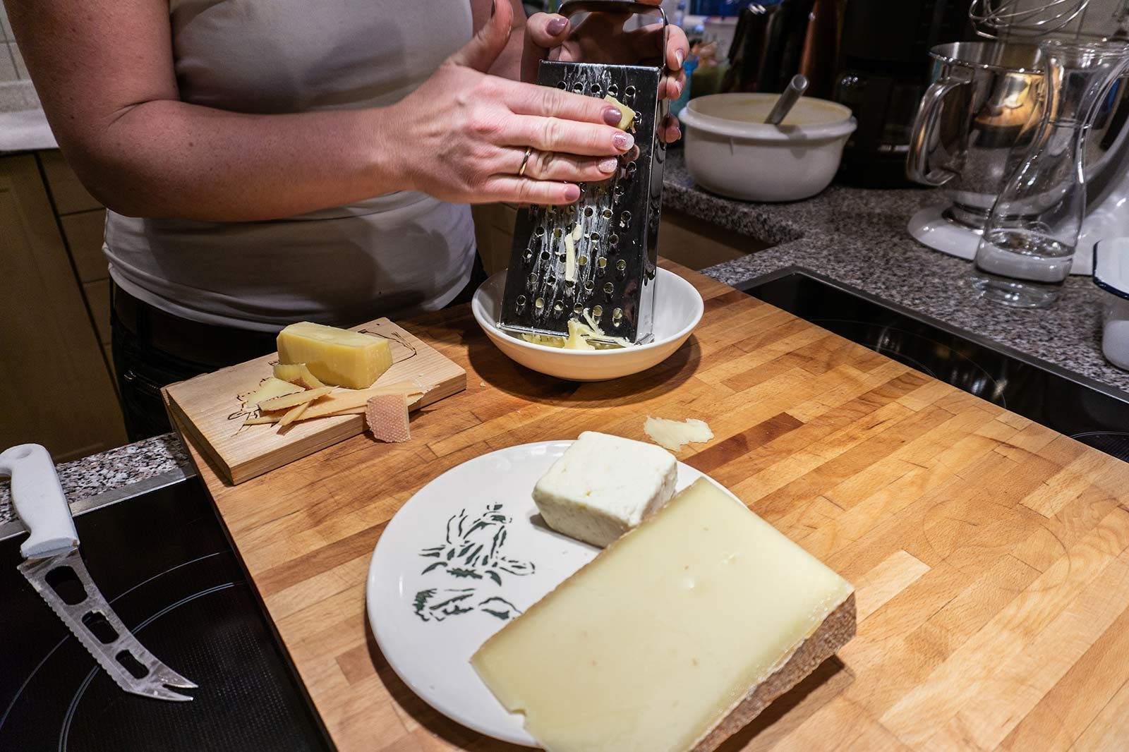 Zur Zubereitung der Allgäuer Kässpatzen werden der junge und der alte Bergkäse in eine Schüssel gerieben.