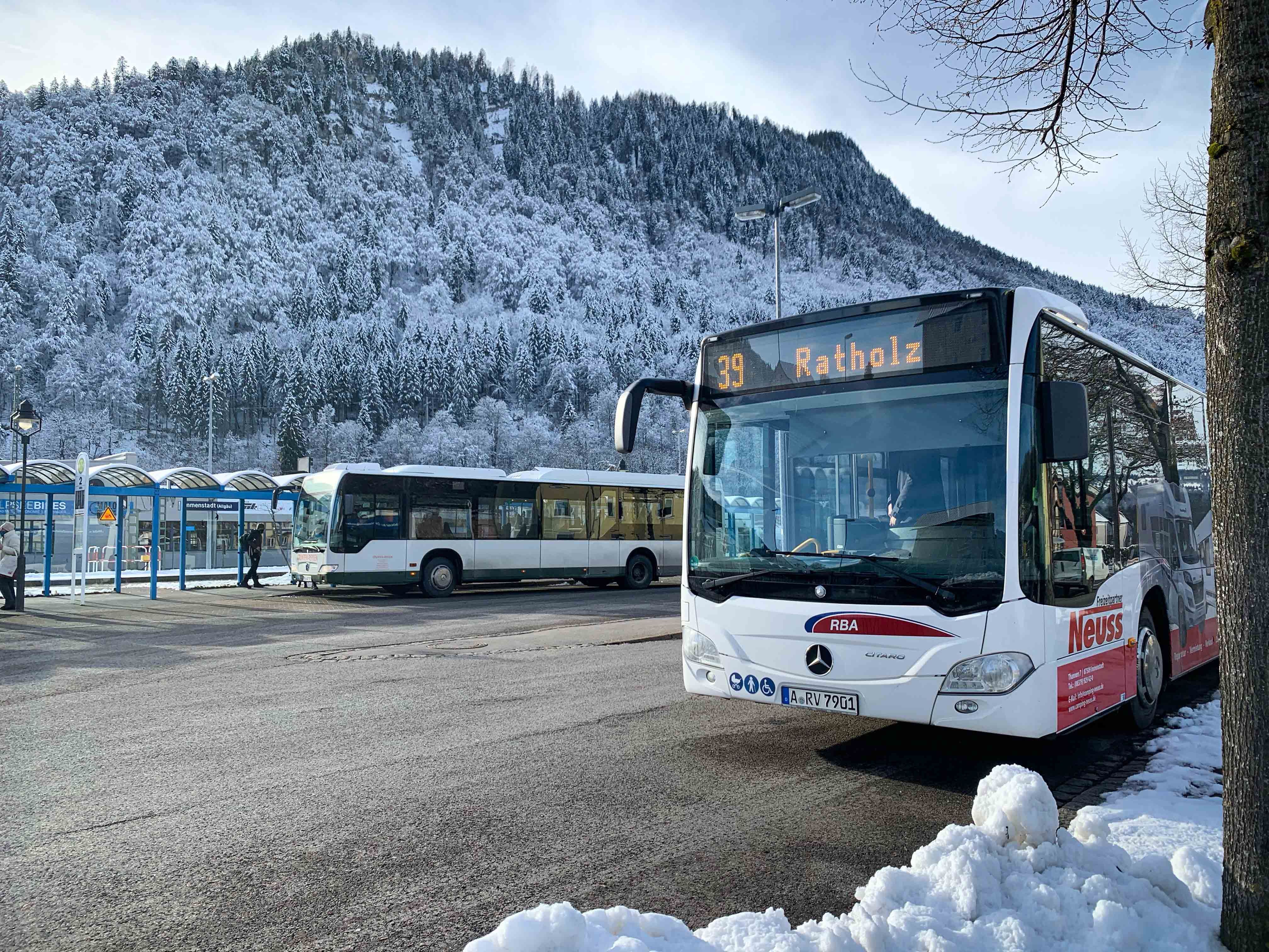 Die Bus Linie 39 unterwegs nach Ratholz auf dem Busbahnhof in Immenstadt.