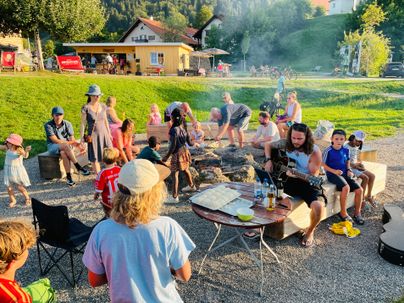 Gruppe am Lagerfeuer beim Stockbrot 