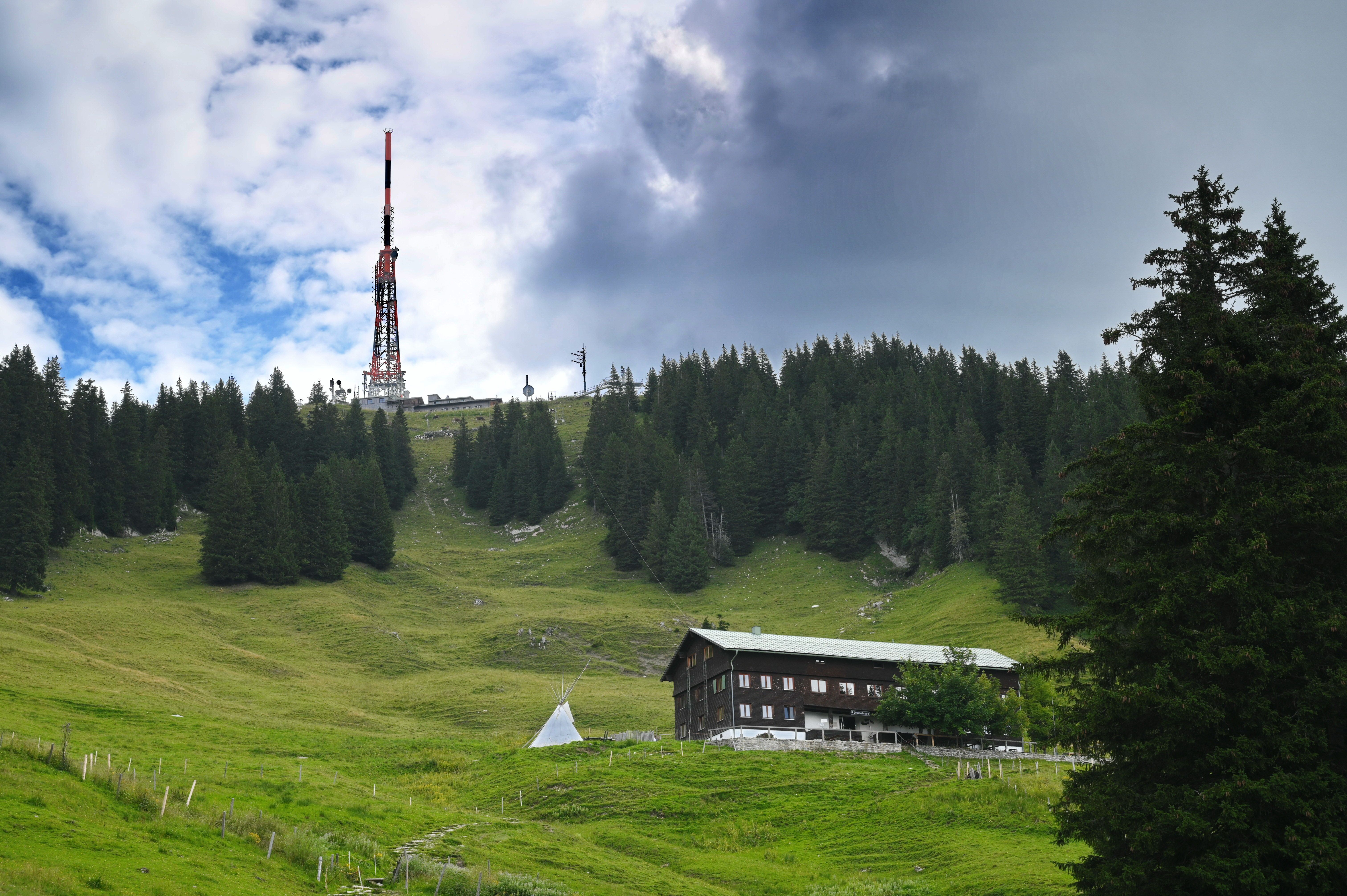 Das Grüntenhaus befindet sich direkt unter dem Sendemast des Grüntengipfels. Das Grüntenhaus war das erste Hotel in den Allgäuer Alpen und wurde 1854 von Carl Hirnbein erbaut.