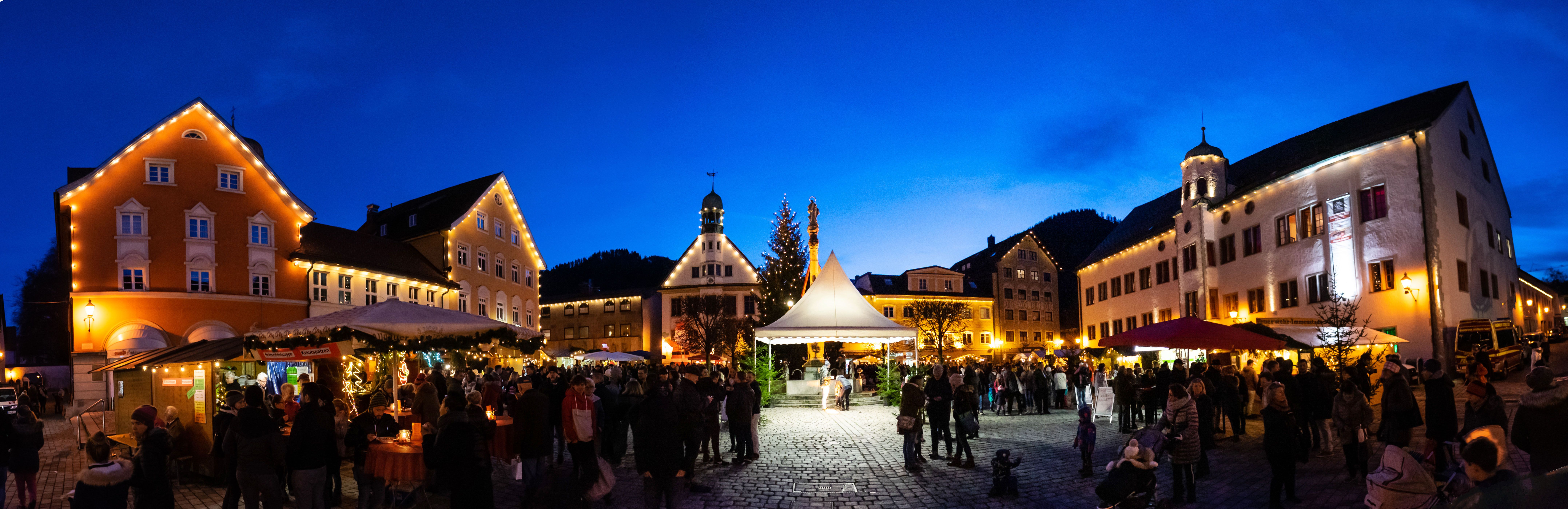 Der hell beleuchtete Weihnachtsmarkt in Immenstadt.