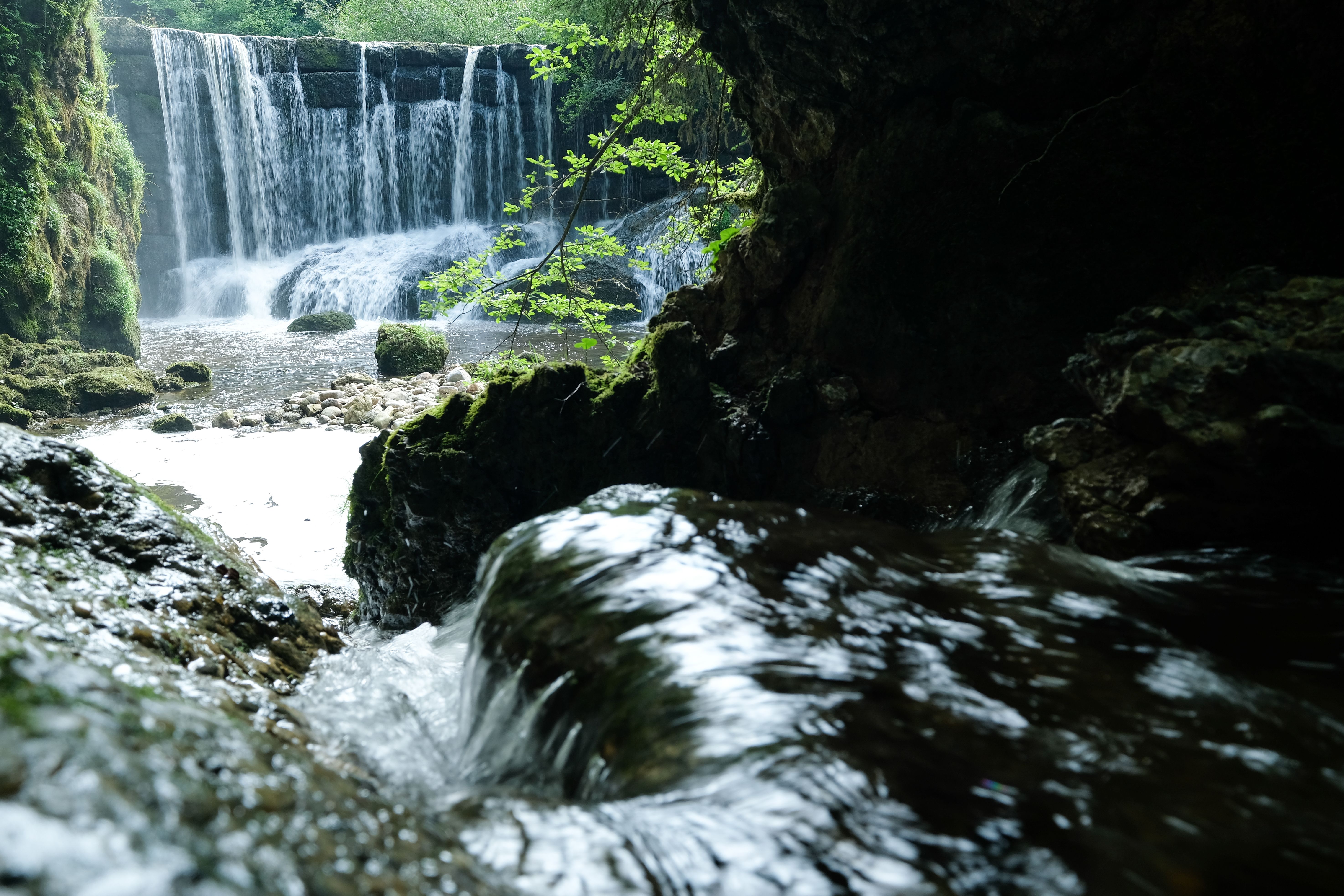 Ein beeindruckendes Naturerlebnis bietet uns, gut versteckt in einem Tobel, der Geratser Wasserfall. Im Wald kurz hinter Gerats, etwa 200 m von der Straße entfernt, fließen die zwei Bäche - der "Kranzegger Bach" und die "Geratser Ach" - zusammen. Der Kranzegger Bach fällt über eine etwa 6 Meter hohe Mauer in die Tiefe und die Geratser Ach bahnt sich ihren Weg bergab in mehreren kleinen Stufen. Der Geratser Wasserfall ist ein verträumter Ort für Naturfans, besonders eindrucksvoll, wenn die beiden Bäche nach Regenfällen viel Wasser führen.