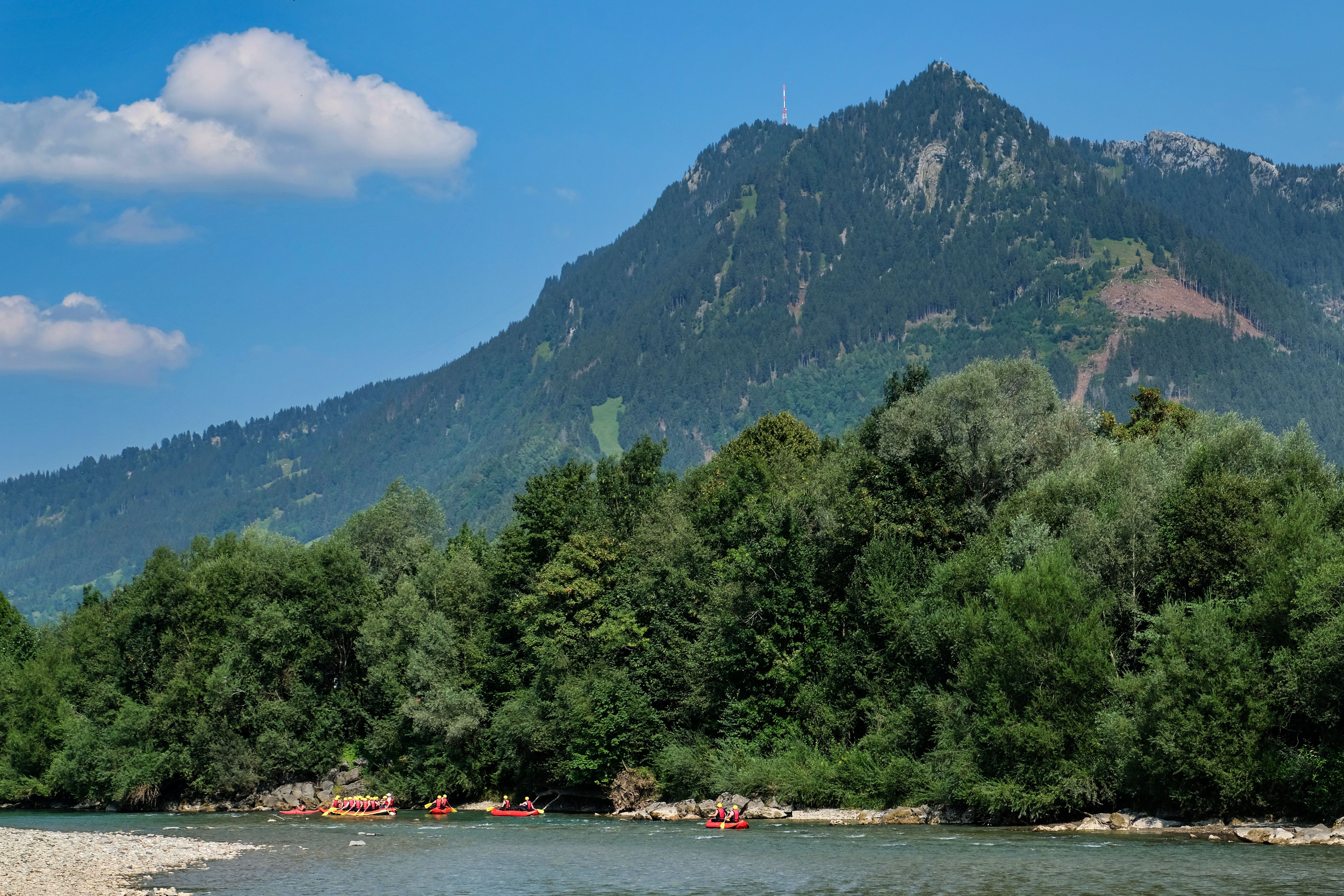 Die Iller ist ein beliebtes Ausflugsziel für Familien Rafting Touren oder Bootsfahrten. In der Region Alpsee-Grünten gibt es einige erfahrene Outdoor Anbieter, die eine Rafting Tour anbieten. Die Tour wird von ausgebildeten Guides begleitet und die benötigte Sicherheitsausrüstung gestellt.  Meist schon ab 6 Jahren dürfen Kinder in Begleitung eines Erwachsenen an der Familien Rafting Tour teilnehmen.