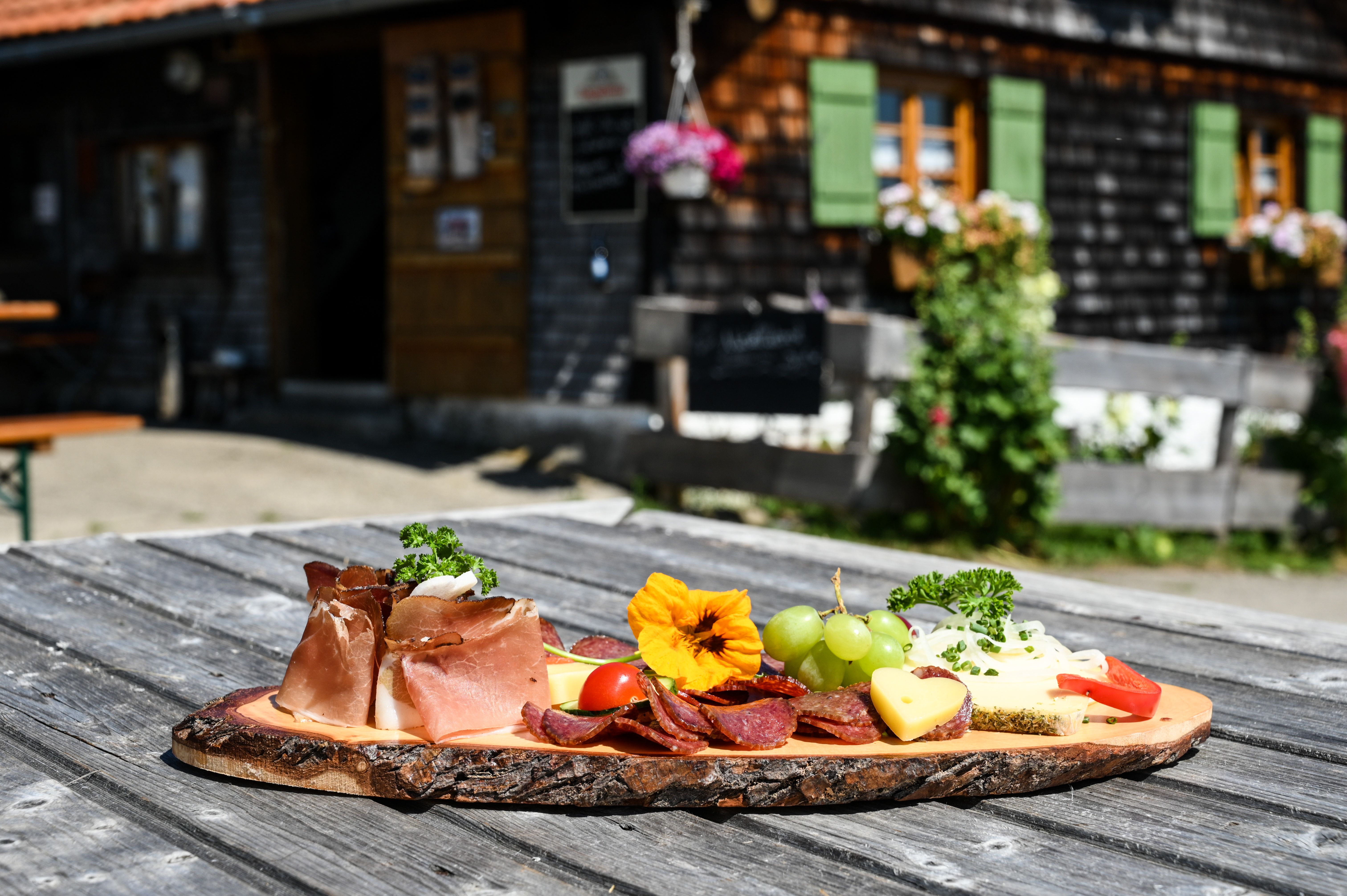 Was könnte schöner sein als eine schmackhafte Brotzeit auf einer gemütlichen Alpe wie hier auf der Alpe Burgerschläg zwischen Rettenberg und Wertach im Wandergebiet Großer Wald.