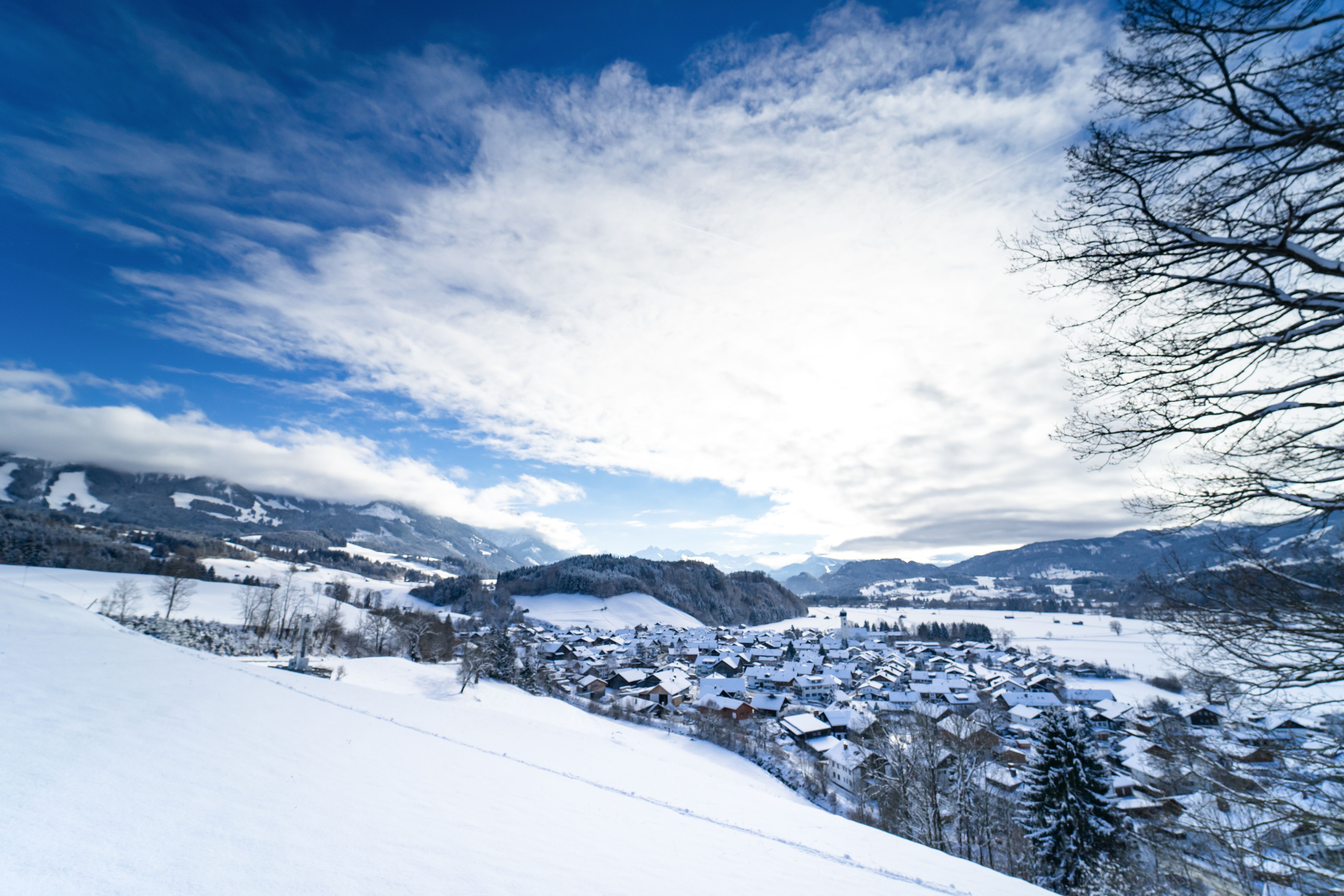 Am Fuße der "Sonnenköpfe" liegt der Ortsteil Altstädten im Winter. Altstädten der größte Ortsteil der Stadt Sonthofen und gilt als staatlich anerkannter Luftkurort.