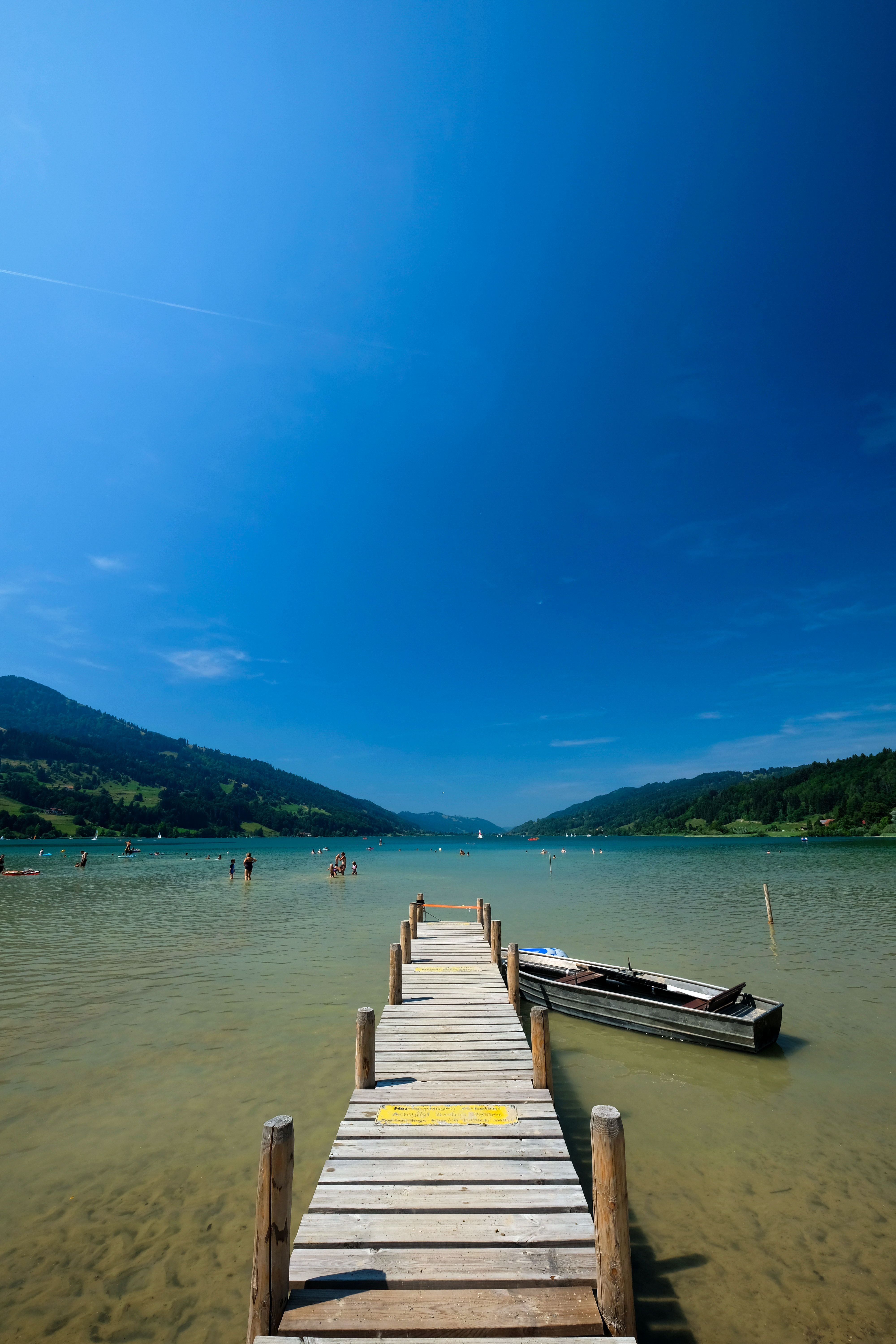 Der Große Alpsee bei Immenstadt ist mit 2,5 km2 der größte Natursee im Allgäu und gehört somit ohne Zweifel zu den wichtigsten Sehenswürdigkeiten. Der See erstreckt sich von West nach Ost mit gut 3 km Länge, von Nord nach Süd mit fast 1 km Breite und einer maximalen Tiefe von 22 m.Mit einem Umfang von 8 km ist der Natursee umrundet von Grünflächen aber auch Kies, Steinen und Sand. Der Flache Einstieg bietet die ideale Voraussetzung zum Baden und ist dadurch das perfekte Ausflugsziel für den Familienurlaub im Allgäu.