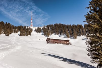Das Grüntenhaus im Winter unterhalb des Sendemastens am Grünten.